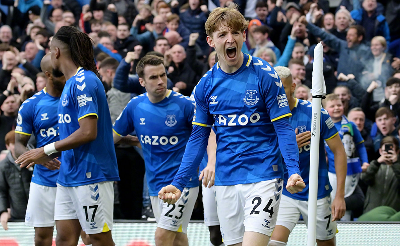 不用戴智能设备也能沉浸体验，主裁视角回顾维拉2-1曼联（无需智能穿戴也能沉浸观赛：主裁视角重温维拉2-1曼联）