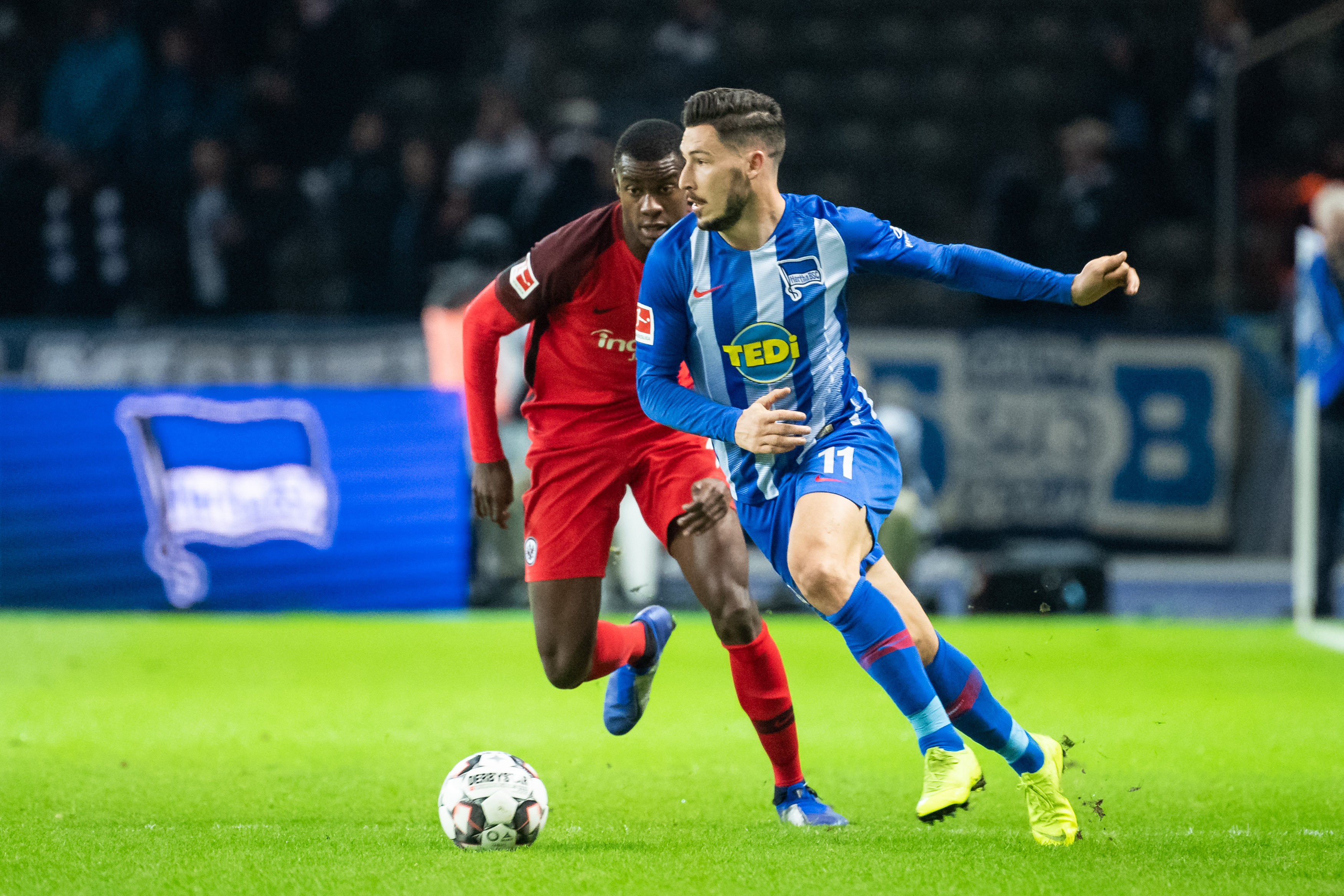 范佩西首次征召儿子进入费耶诺德比赛名单，但并未安排他出场（范佩西首度征召儿子入费耶诺德大名单，未登场亮相）