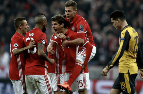 韩国杯半场：李洞俊补时收空门大礼建功，光州暂0-1全北（韩国杯半场：李洞俊补时推空门得手，全北暂1-0领先光州）