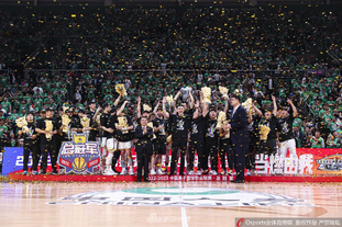 里昂15岁潜力中锋泽科维奇：崇拜哈兰德和DV9的左脚射手（里昂15岁锋线新星泽科维奇：左脚射术出众，偶像哈兰德与DV9）